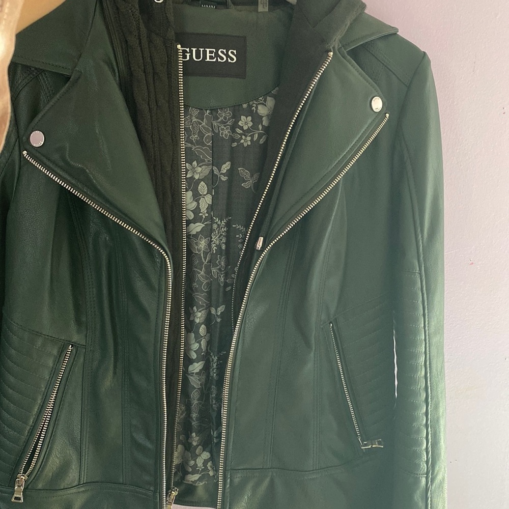 This a beautiful green Guess jacket never worn! Just been in my closet .